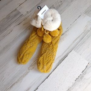 Express Slipper Socks Women's Yellow Poms